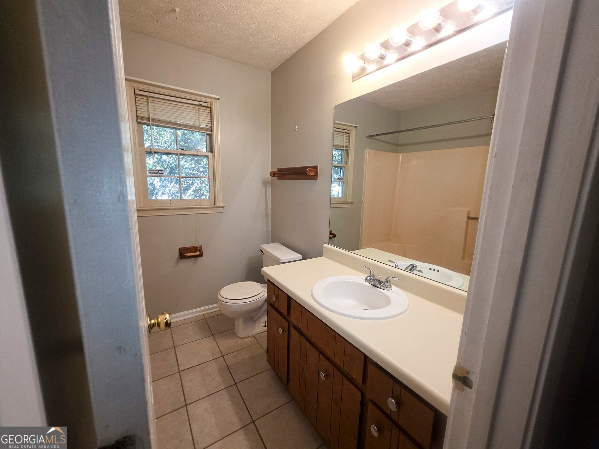 2 bedroom, 2.5 bathroom, 1,307 sq ft townhouse for sale at 2140 Kings Gate Circle # B, Snellville, GA 30078 — photo 9