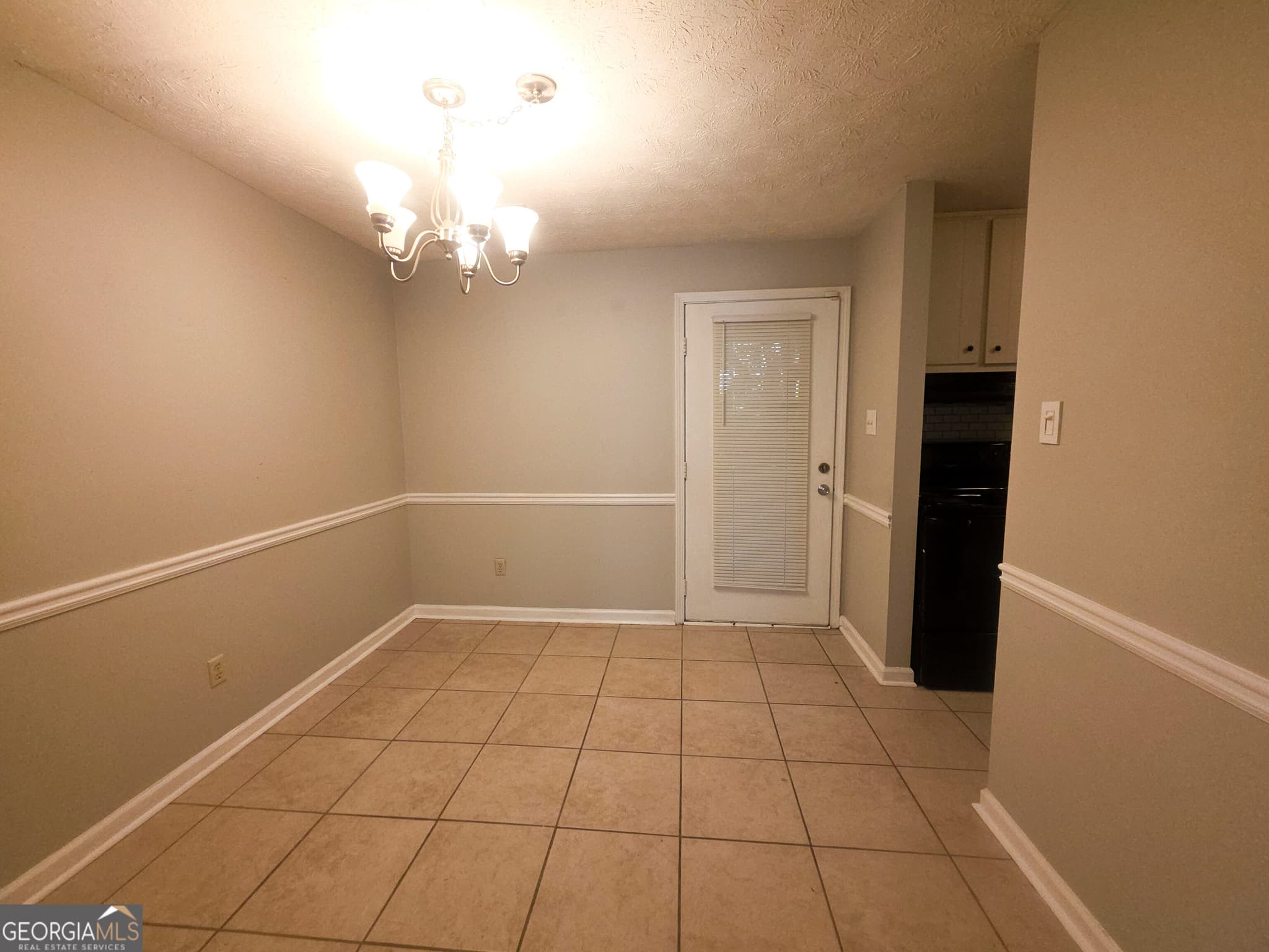 2 bedroom, 2.5 bathroom, 1,307 sq ft townhouse for sale at 2140 Kings Gate Circle # B, Snellville, GA 30078 — photo 4