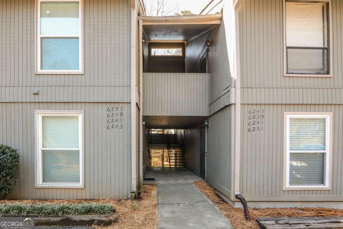 2 bedroom, 1 bathroom, 977 sq ft condominium for sale at 6241 Overlook Road 6241, Peachtree Corners, GA 30092 — photo 2