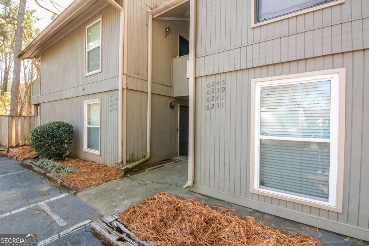 2 bedroom, 1 bathroom, 977 sq ft condominium for sale at 6241 Overlook Road 6241, Peachtree Corners, GA 30092 — photo 3
