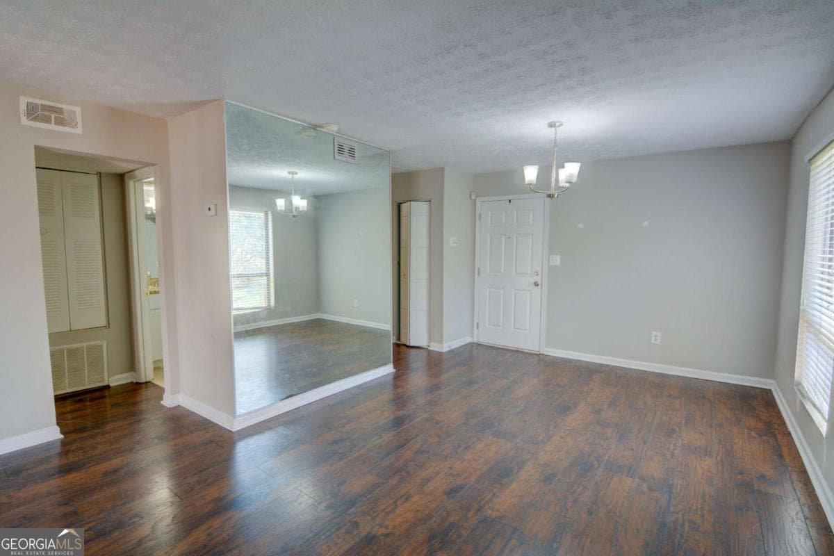 2 bedroom, 1 bathroom, 977 sq ft condominium for sale at 6241 Overlook Road 6241, Peachtree Corners, GA 30092 — photo 1 of 23