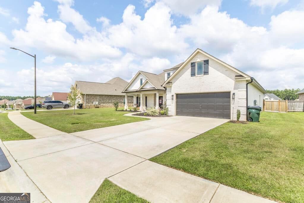 4 bedroom, 3 bathroom, 2,412 sq ft single family residence for sale at 305 Foxberry Nook, Kathleen, GA 31047 — photo 3