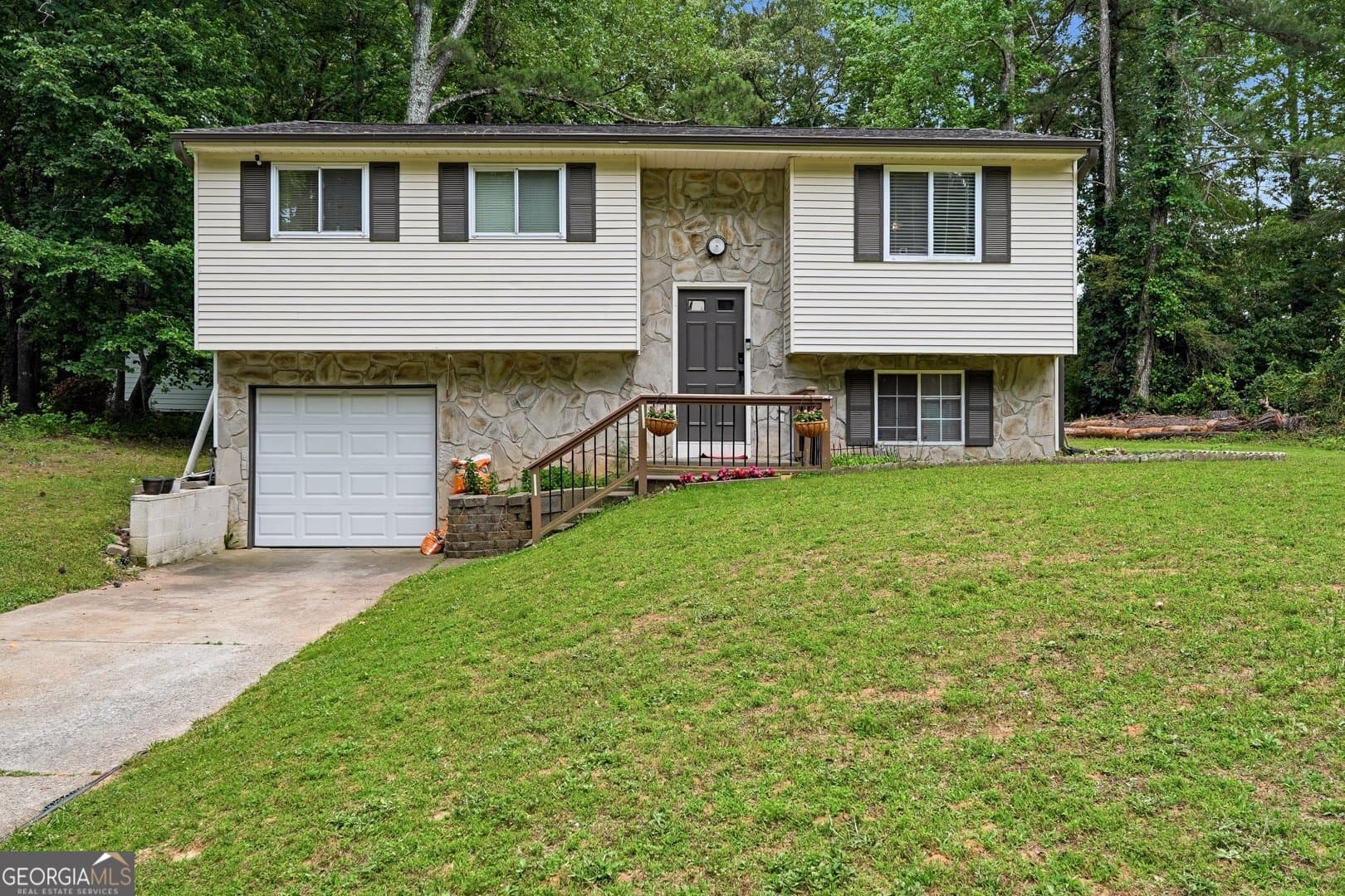 4 bedroom, 2 bathroom, 1,499 sq ft single family residence for sale at 3775 Somerset Drive, Marietta, GA 30064 — photo 2
