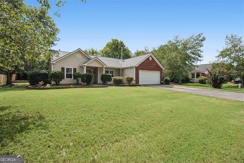 3 bedroom, 2 bathroom, 1,783 sq ft single family residence for sale at 33 Glenabbey Drive, Cartersville, GA 30120 — photo 3