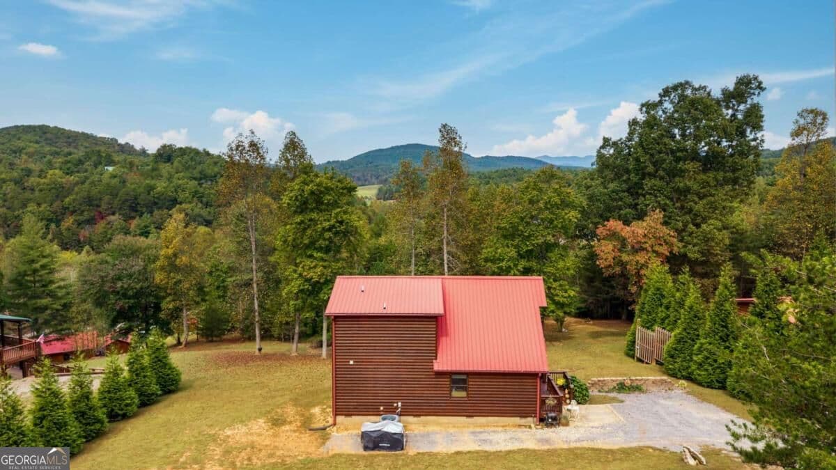 2 bedroom, 2 bathroom, 1,296 sq ft cabin,single family residence for sale at 140 Carolina Fox Circle, Murphy, NC 28906 — photo 6