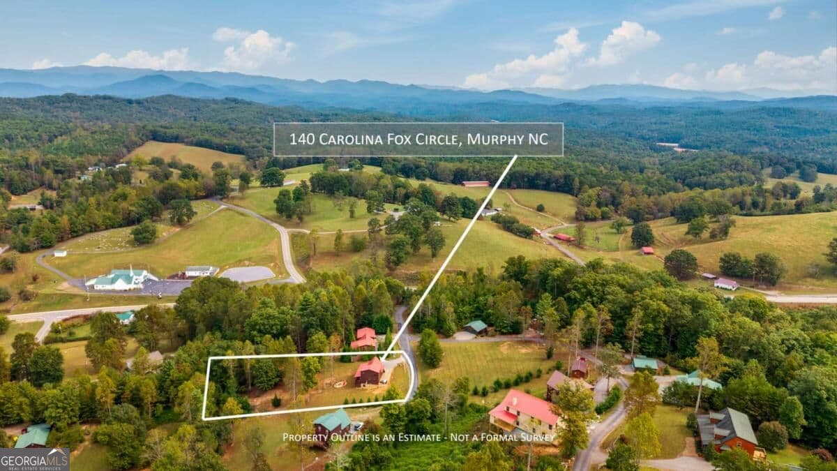 2 bedroom, 2 bathroom, 1,296 sq ft cabin,single family residence for sale at 140 Carolina Fox Circle, Murphy, NC 28906 — photo 4