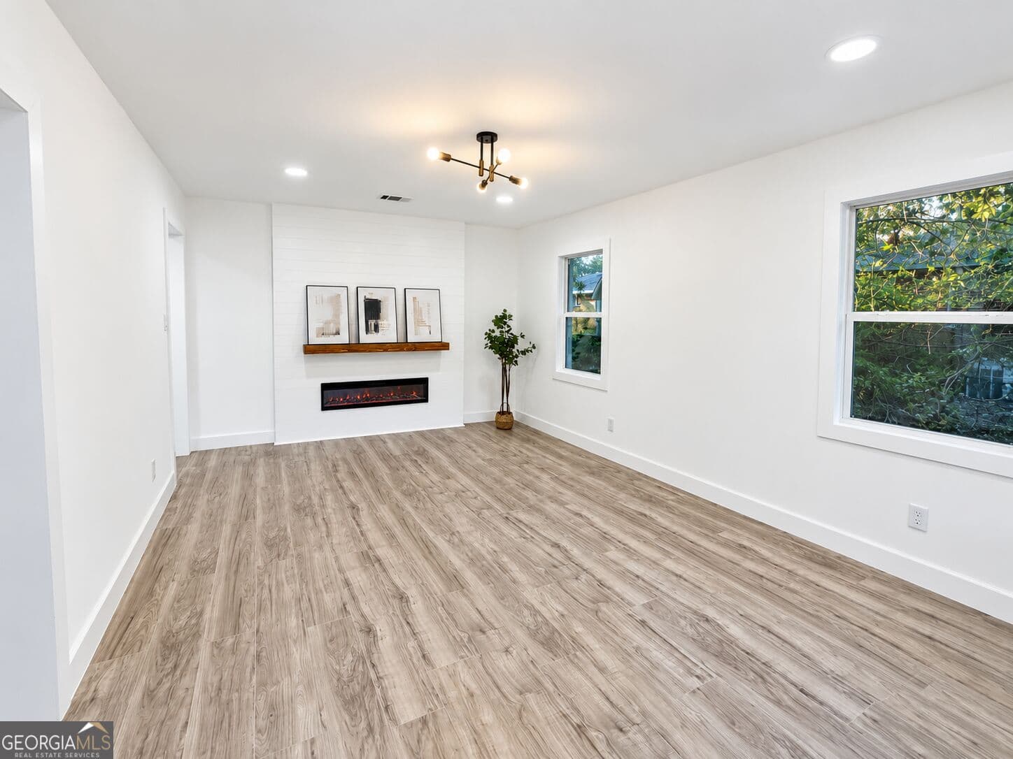3 bedroom, 2 bathroom, 1,360 sq ft single family residence for sale at 103 Edna Place, Warner Robins, GA 31093 — photo 3