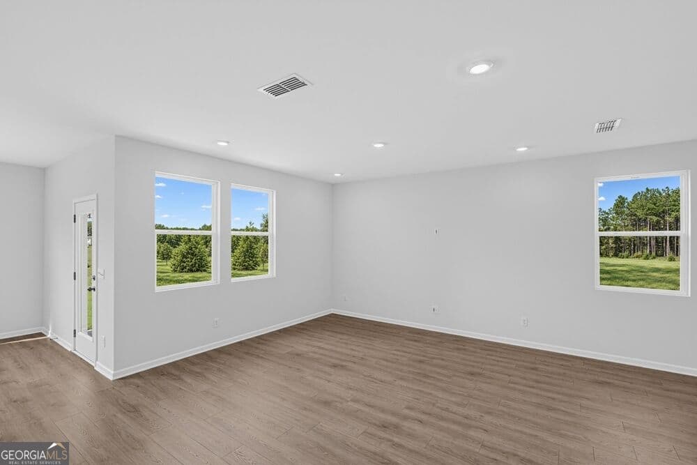5 bedroom, 3 bathroom, 2,598 sq ft single family residence for sale at 212 Groveton Court, Euharlee, GA 30145 — photo 3