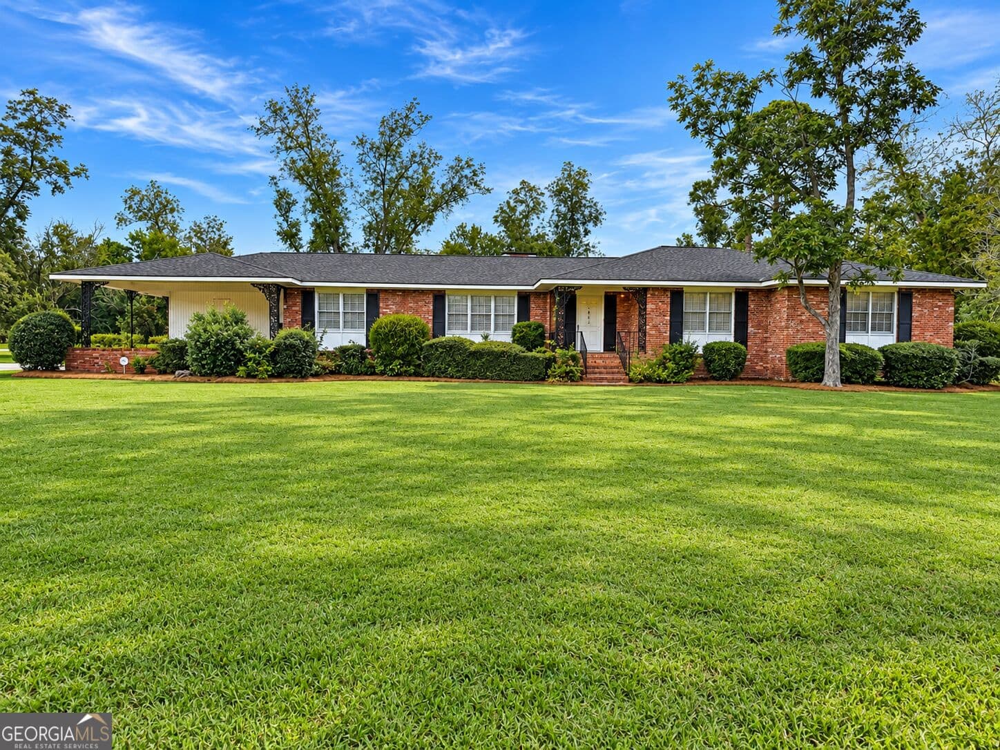 3 bedroom, 2.5 bathroom, 2,518 sq ft single family residence under contract at 1405 Parkway Drive, Vidalia, GA 30474