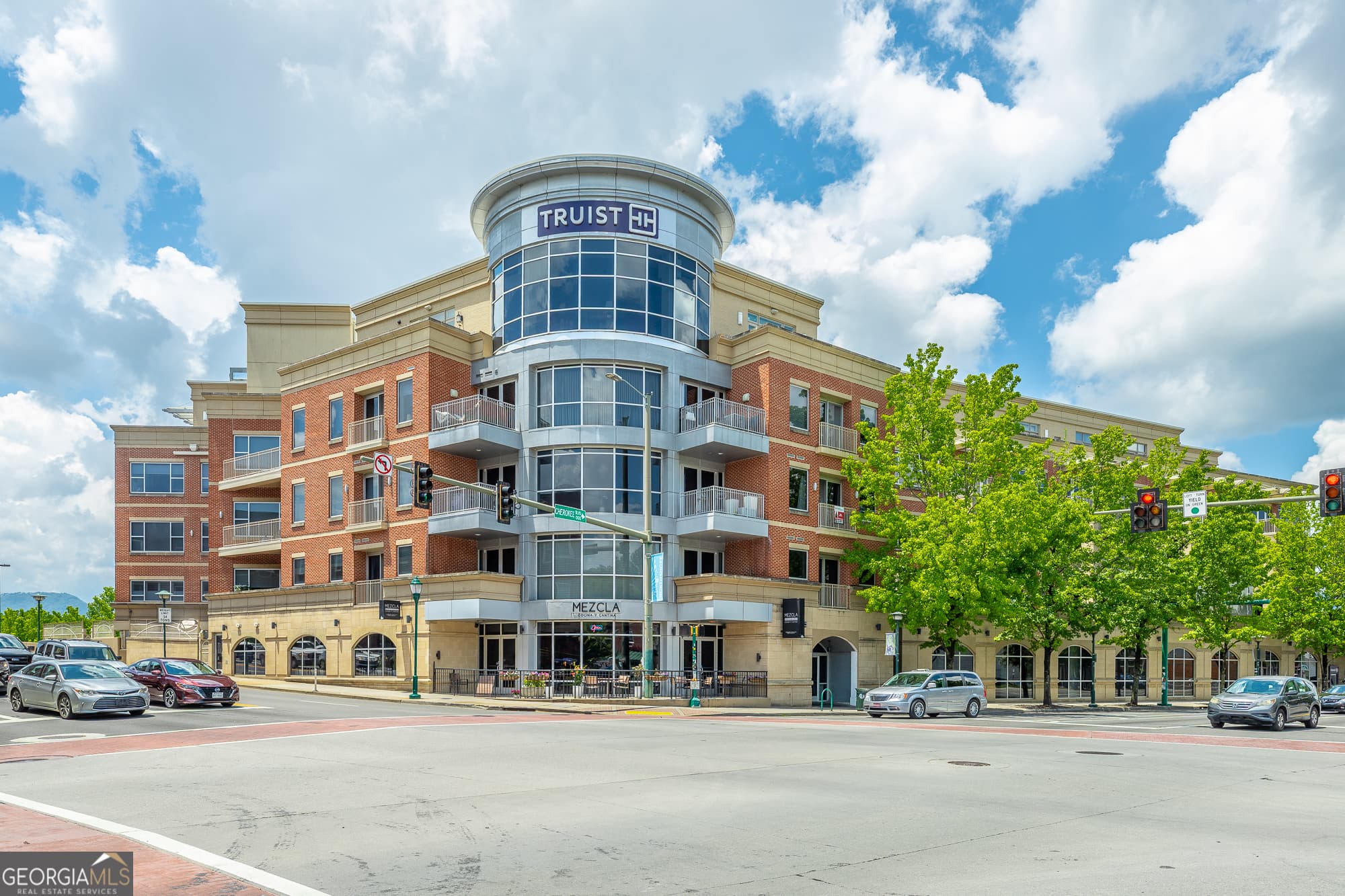 1 bedroom, 1.5 bathroom, 1,251 sq ft condominium for sale at 4 Cherokee Boulevard, Chattanooga, TN 37405 — photo 6