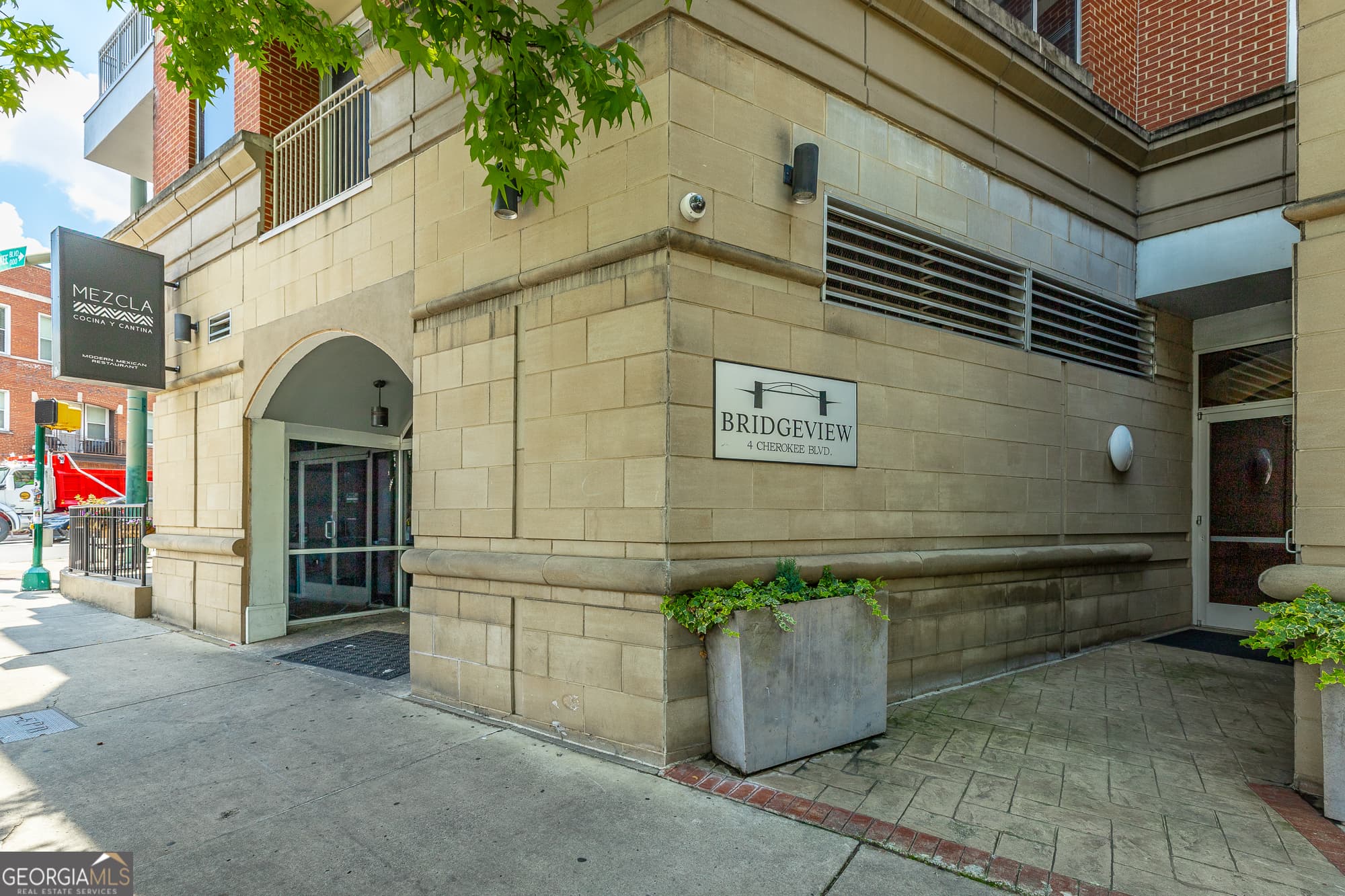 1 bedroom, 1.5 bathroom, 1,251 sq ft condominium for sale at 4 Cherokee Boulevard, Chattanooga, TN 37405 — photo 7