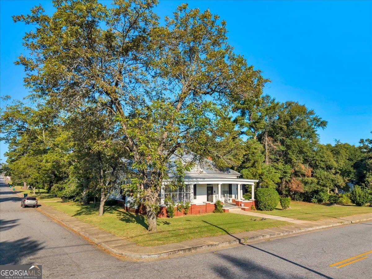 3 bedroom, 2 bathroom, 2,188 sq ft single family residence for sale at 412 S 3rd Street, Cordele, GA 31015 — photo 9
