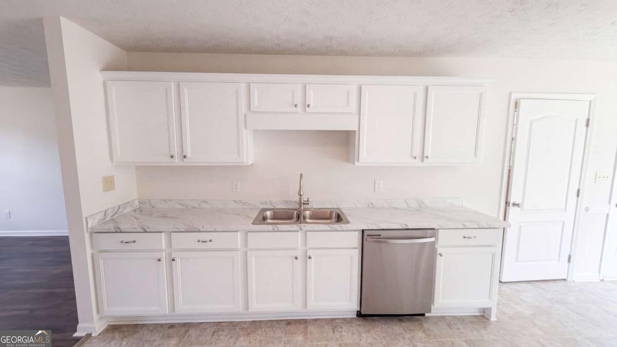3 bedroom, 2 bathroom, 1,573 sq ft single family residence for sale at 114 Beaty Court, Flovilla, GA 30216 — photo 2