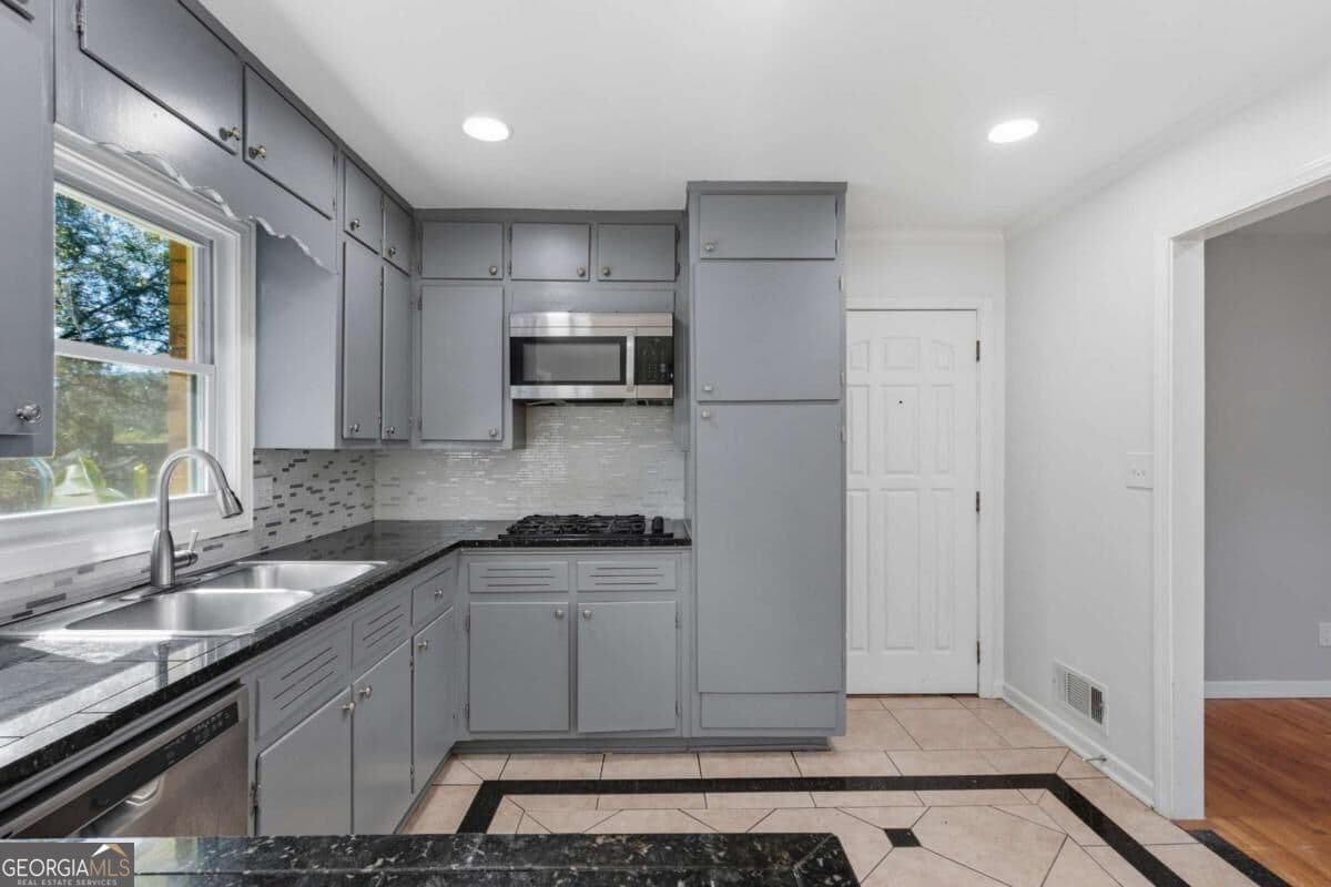 4 bedroom, 3 bathroom, 2,296 sq ft single family residence for sale at 2741 Elkhart Circle, Marietta, GA 30064 — photo 5