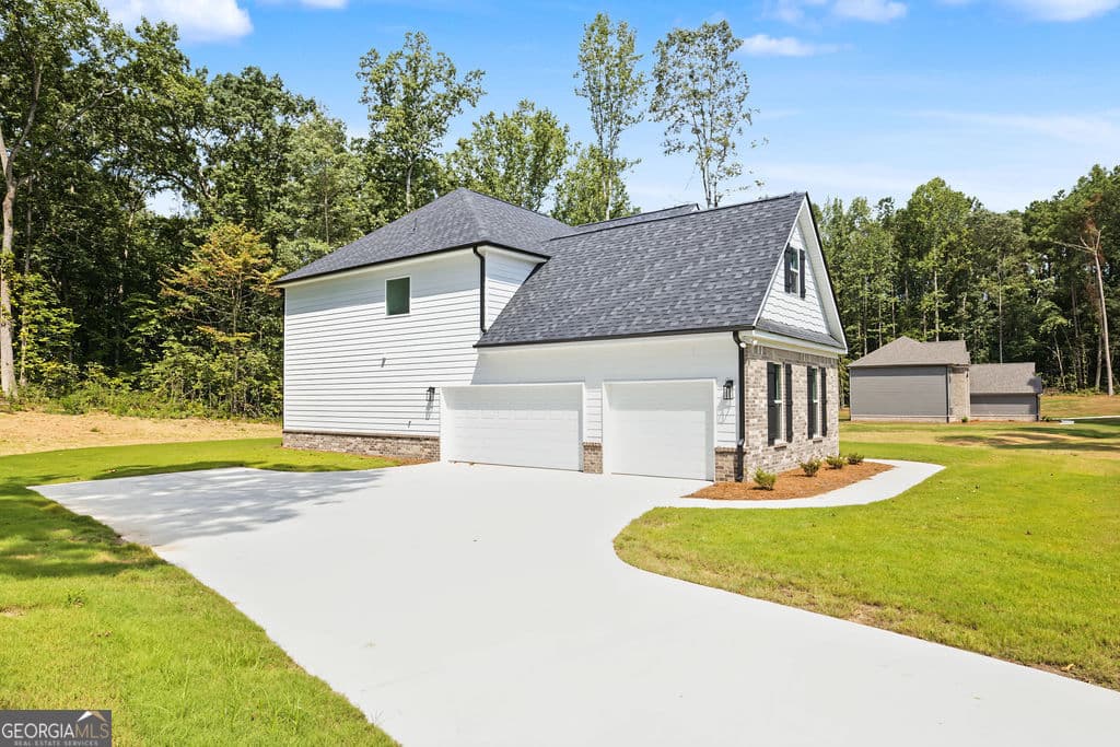 5 bedroom, 3 bathroom, 2,842 sq ft single family residence for sale at 8939 Blackhall Road 9, Jonesboro, GA 30236 — photo 4