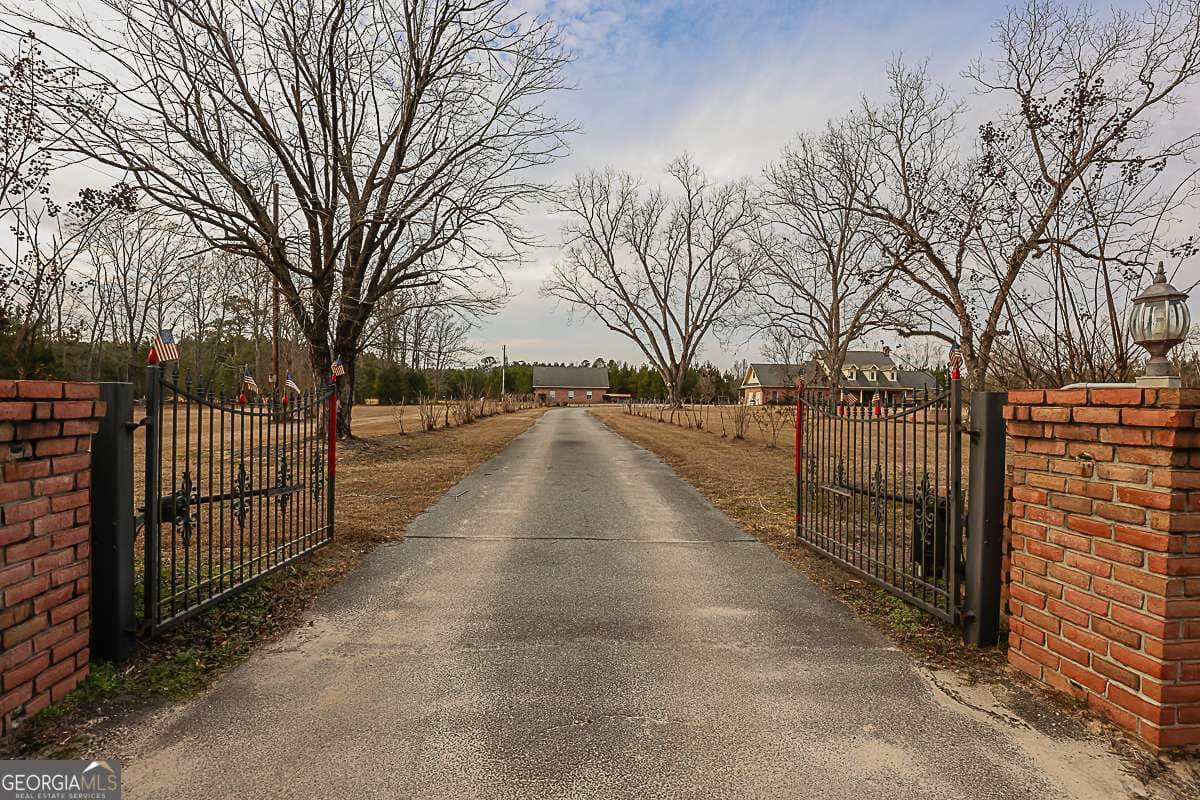3 bedroom, 3 bathroom, 3,023 sq ft single family residence under contract at 307 Chester Thomas Road, Springfield, GA 31329 — photo 4