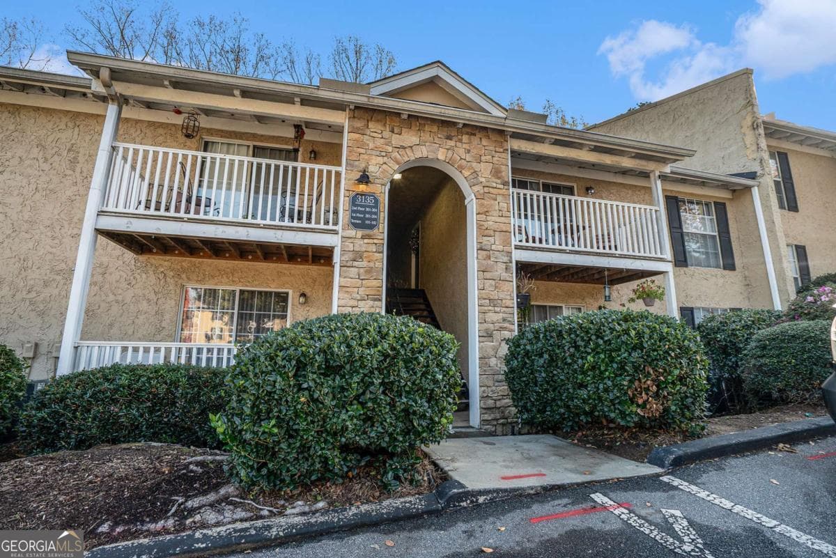 2 bedroom, 2 bathroom, 980 sq ft condominium sold at 3135 Seven Pines Court 101, Atlanta, GA 30339