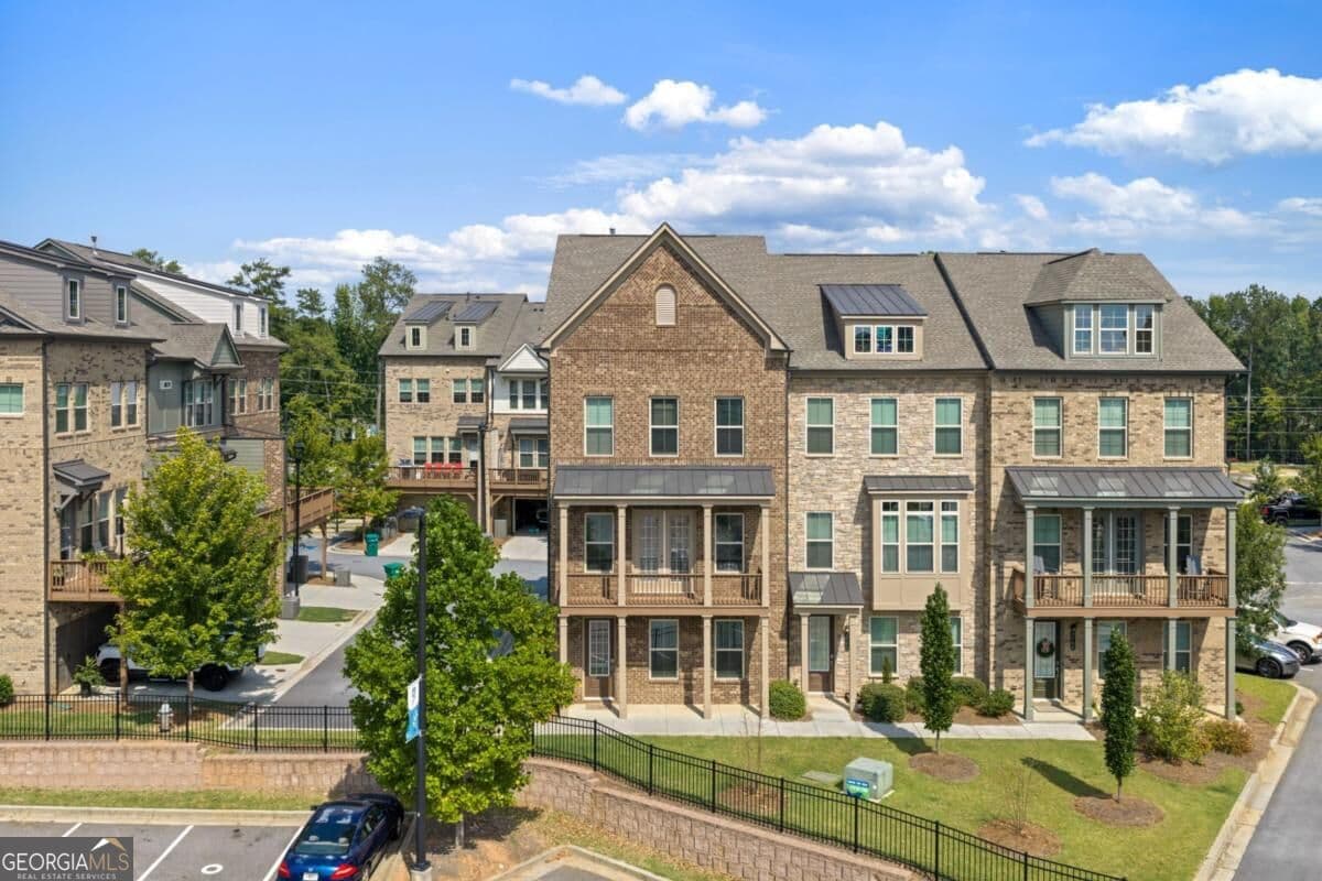 3 bedroom, 3.5 bathroom, 2,436 sq ft townhouse for sale at 3768 Duke Center Way, Peachtree Corners, GA 30092 — photo 3