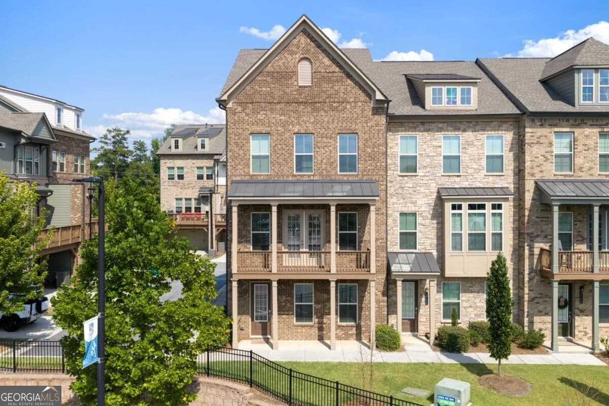 3 bedroom, 3.5 bathroom, 2,436 sq ft townhouse for sale at 3768 Duke Center Way, Peachtree Corners, GA 30092 — photo 1 of 41