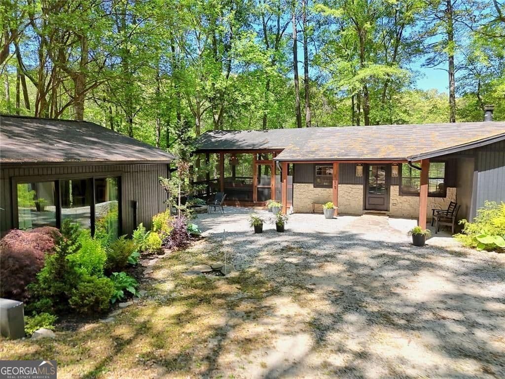 4 bedroom, 3 bathroom, 1,660 sq ft single family residence for sale at 159 Manor Oak Trail, Toccoa, GA 30577 — photo 2