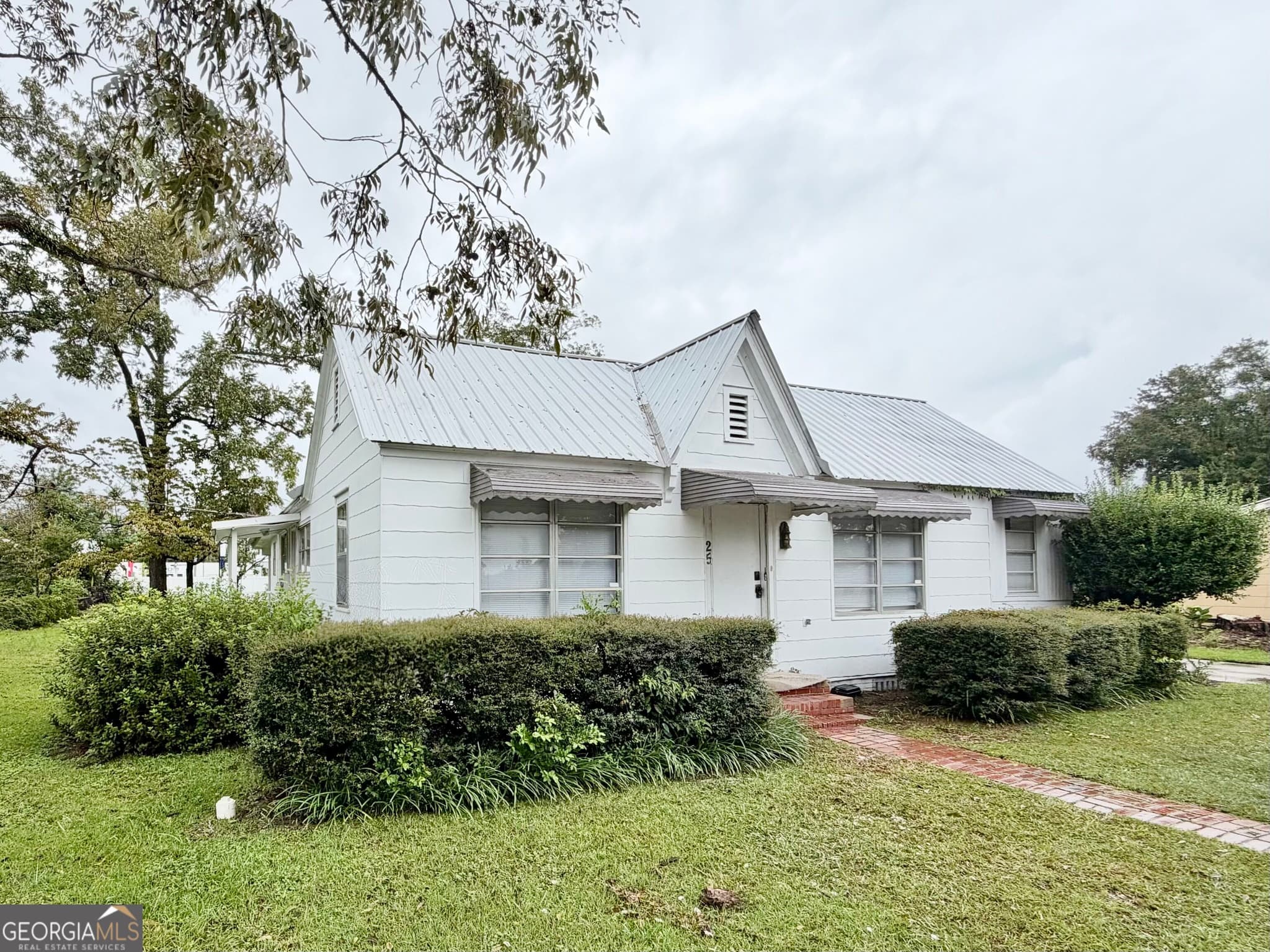 3 bedroom, 2 bathroom, 1,454 sq ft single family residence for sale at 25 E First Avenue, Hazlehurst, GA 31539