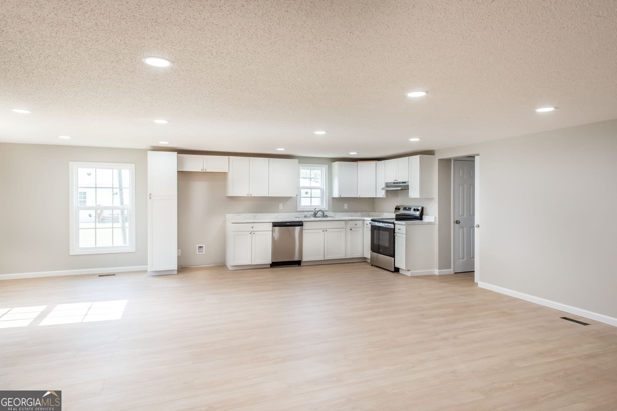 3 bedroom, 2 bathroom, 1,500 sq ft manufactured home,single family residence for sale at 2409 Adams Street, Waycross, GA 31501 — photo 10