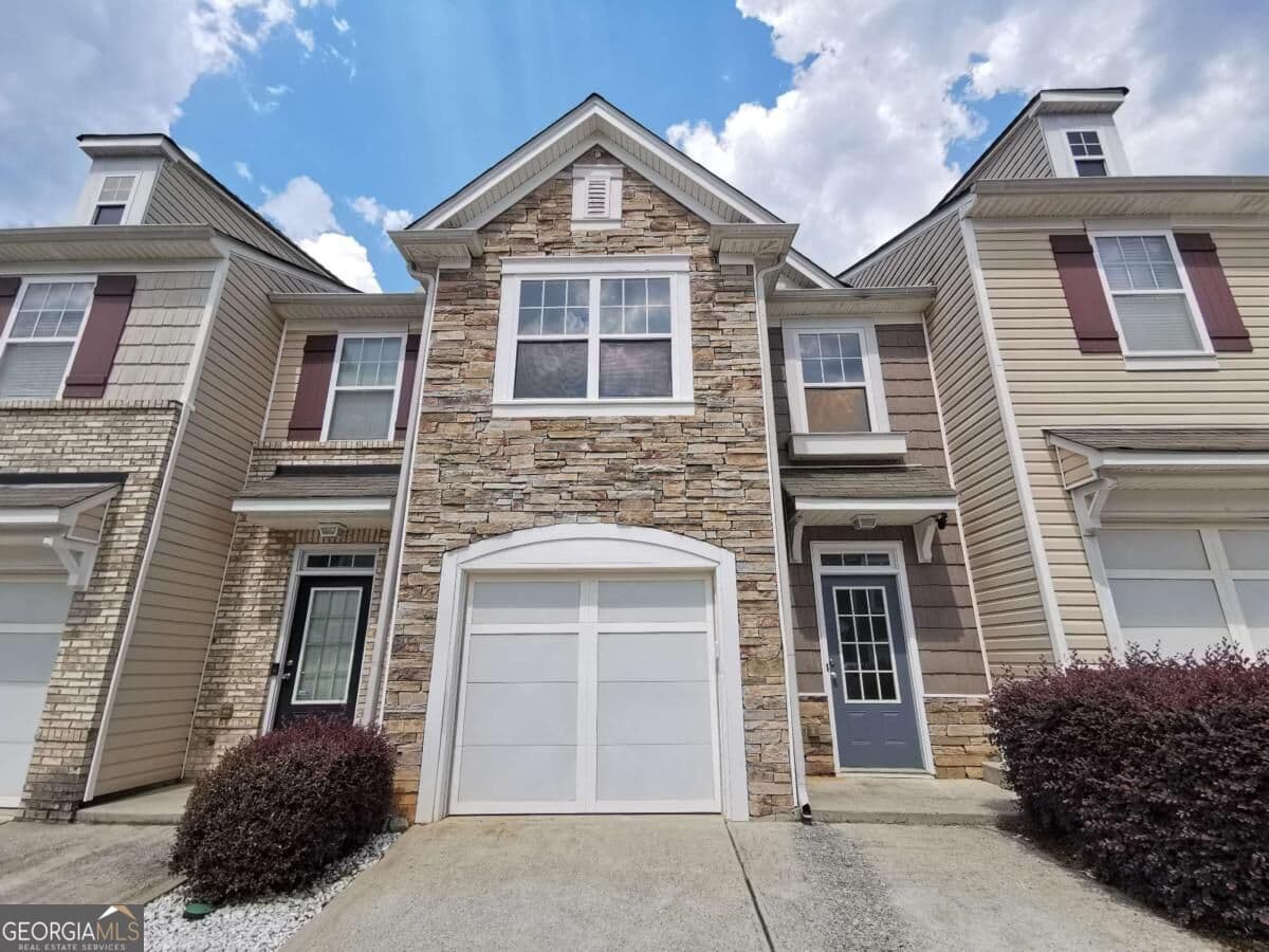 3 bedroom, 2.5 bathroom, 1,696 sq ft townhouse for rent at 2073 Executive Drive, Duluth, GA 30096 for $2,100 a month — photo 1 of 27