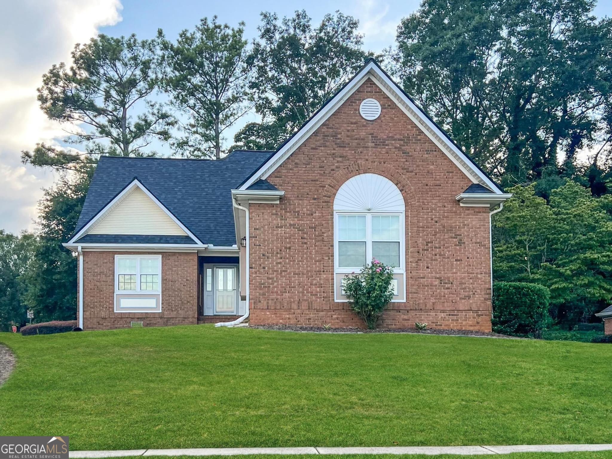 2 bedroom, 2.5 bathroom, 2,051 sq ft single family residence for sale at 90 Fenwyck Commons, Fayetteville, GA 30214 — photo 3
