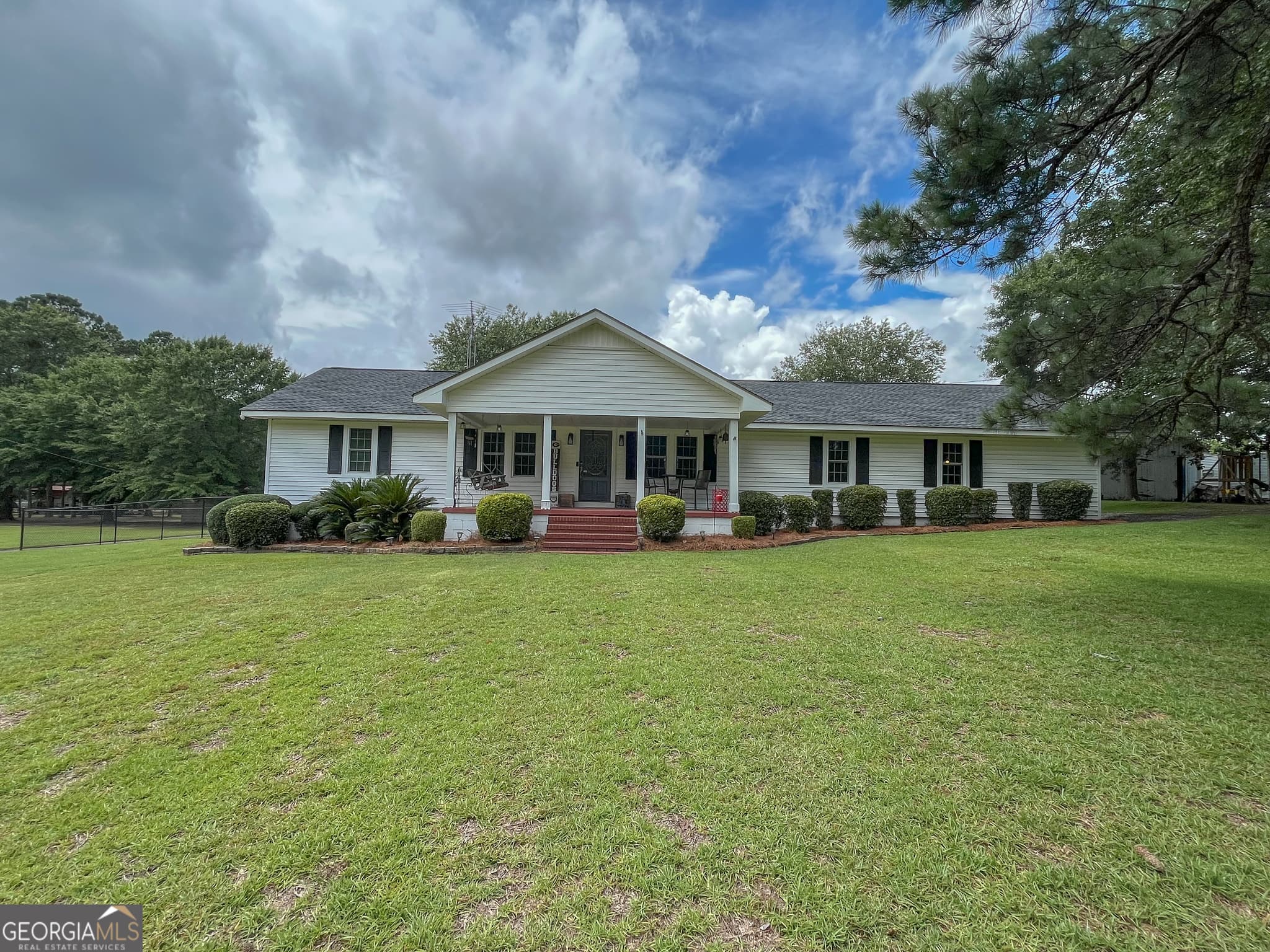 2 bedroom, 2 bathroom, 2,056 sq ft single family residence under contract at 431 Strickland Road, Dublin, GA 31021 — photo 2
