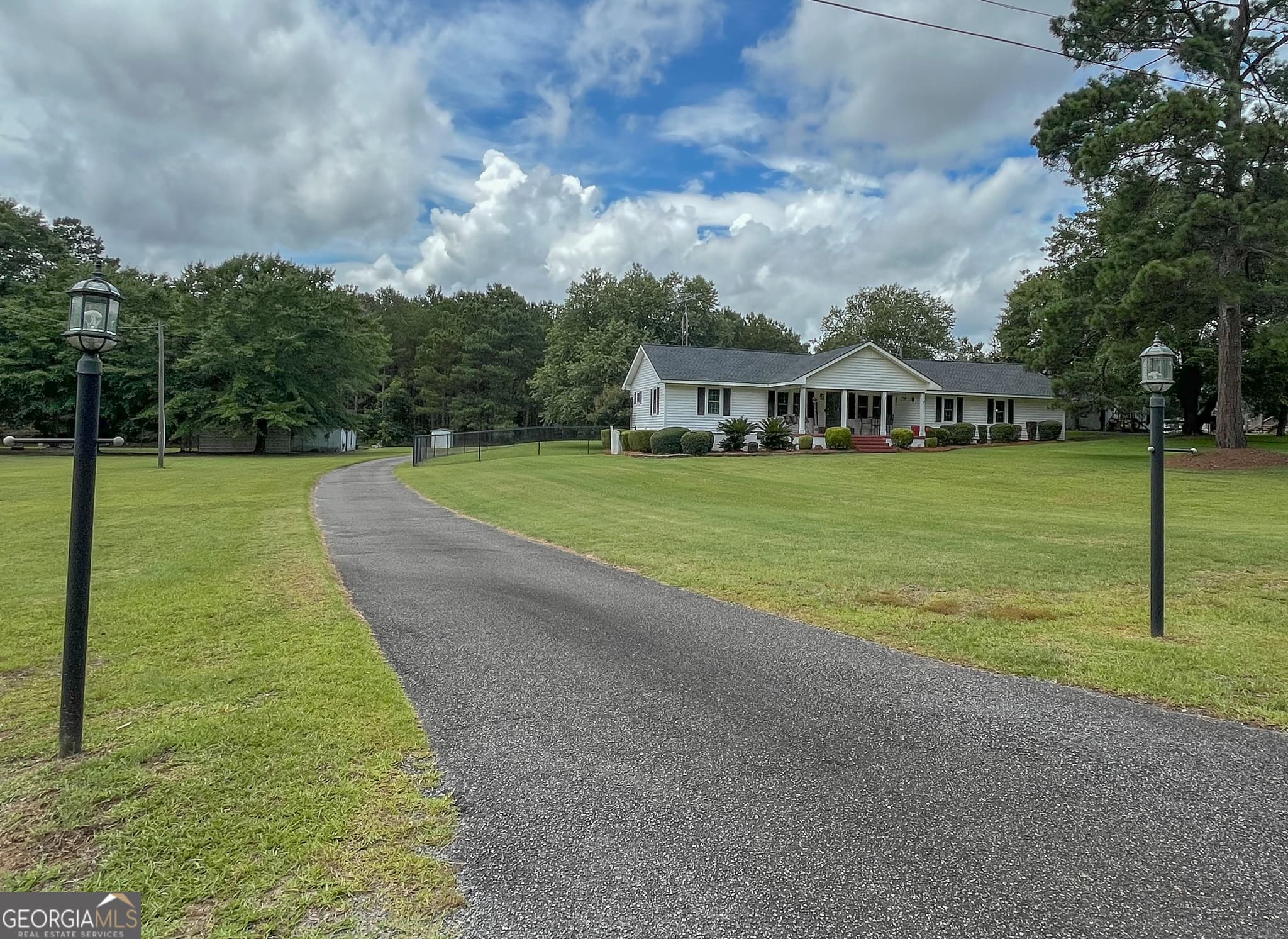 2 bedroom, 2 bathroom, 2,056 sq ft single family residence under contract at 431 Strickland Road, Dublin, GA 31021 — photo 3