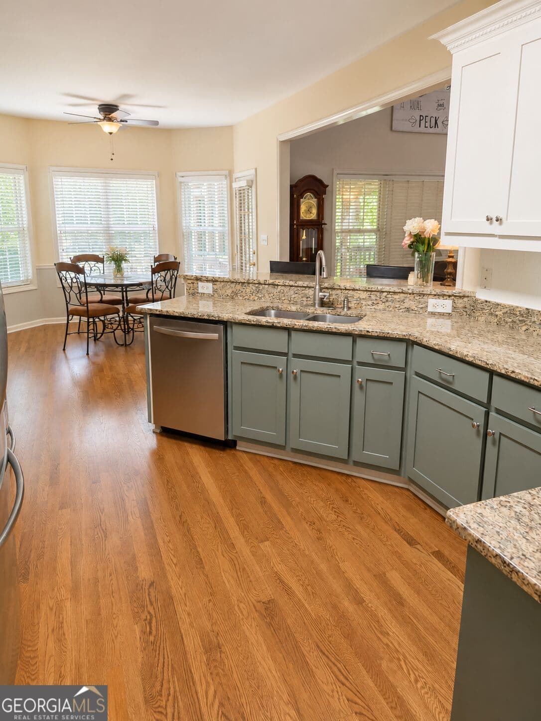4 bedroom, 2.5 bathroom, 3,687 sq ft single family residence for sale at 123 W Castle View Drive, Braselton, GA 30517 — photo 7