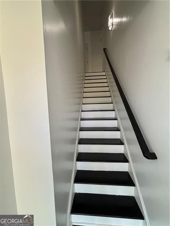 2 bedroom, 2.5 bathroom townhouse for sale at 584 Windsor Street, Atlanta, GA 30312 — photo 2