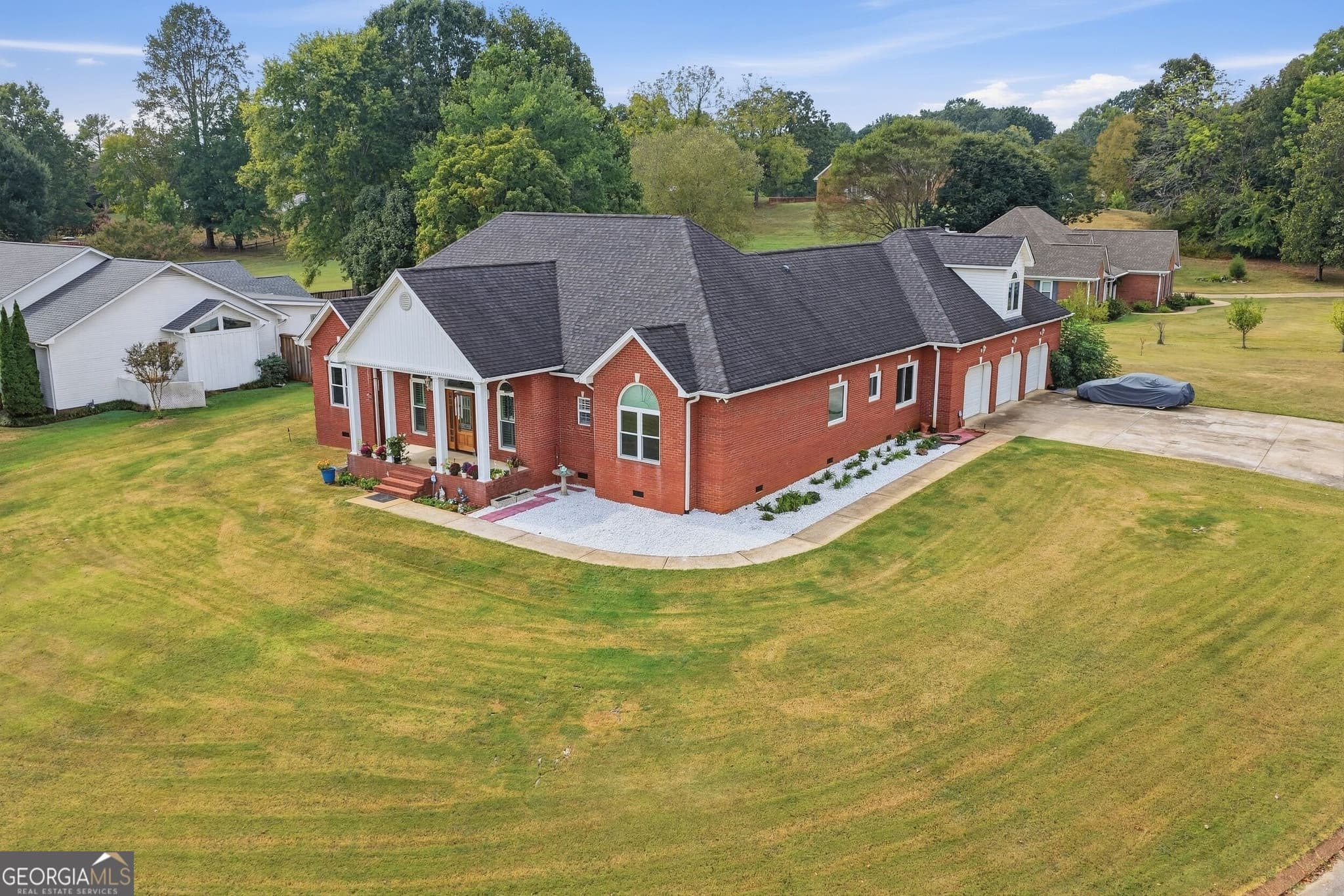 4 bedroom, 3.5 bathroom, 2,767 sq ft single family residence for sale at 8400 Heron Circle, Ooltewah, TN 37363 — photo 2