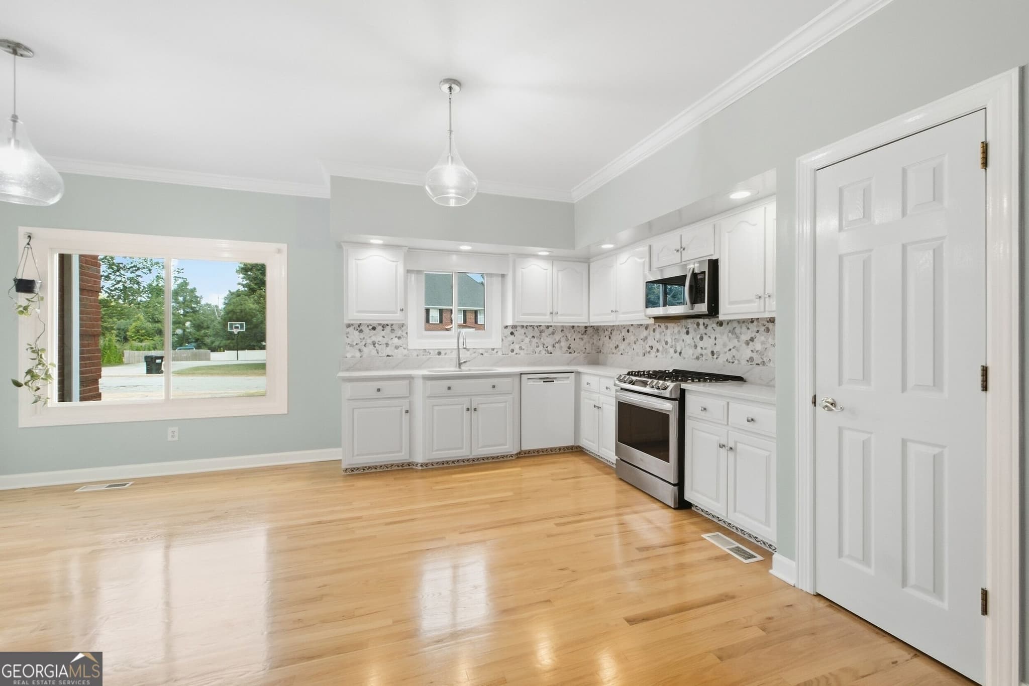 4 bedroom, 3.5 bathroom, 2,767 sq ft single family residence for sale at 8400 Heron Circle, Ooltewah, TN 37363 — photo 7