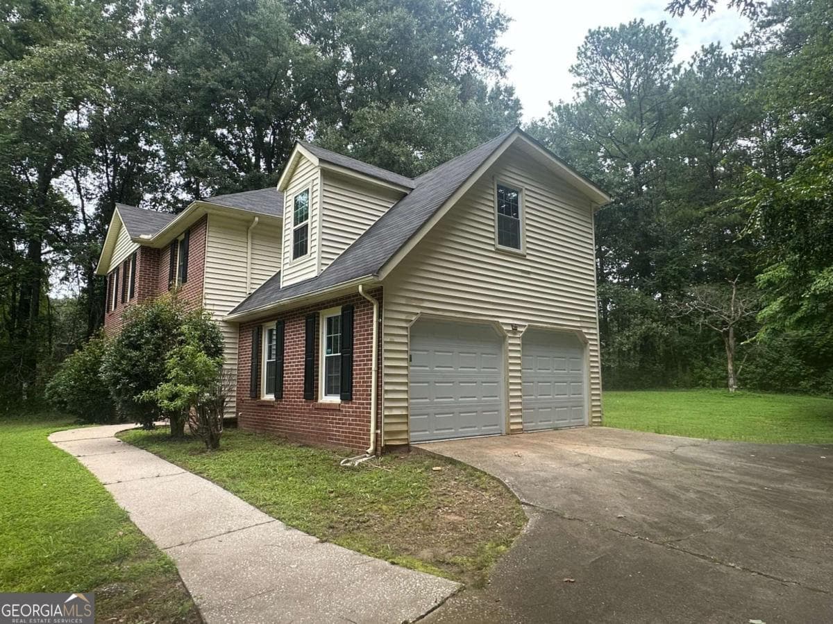 4 bedroom, 2.5 bathroom, 1,921 sq ft single family residence for rent at 40 Lake Court, Stockbridge, GA 30281 for $2,000 a month — photo 2