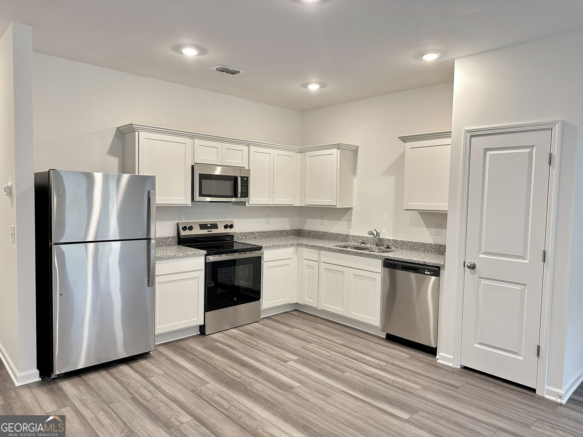 3 bedroom, 2.5 bathroom, 1,386 sq ft townhouse for sale at 166 Alpha Drive, Cartersville, GA 30120 — photo 5