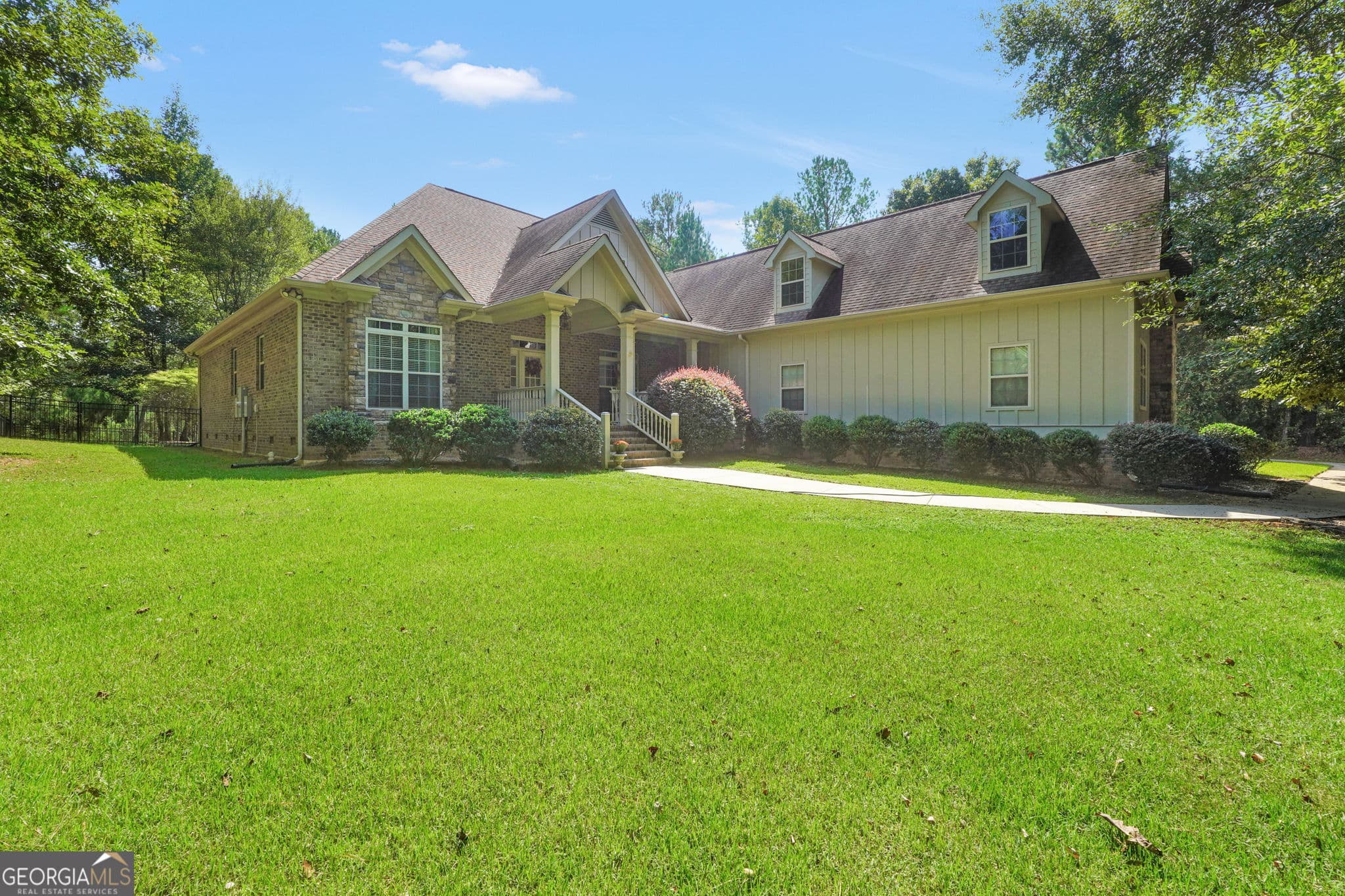 5 bedroom, 3.5 bathroom, 3,920 sq ft single family residence for sale at 505 Crescent Drive, Forsyth, GA 31029 — photo 2