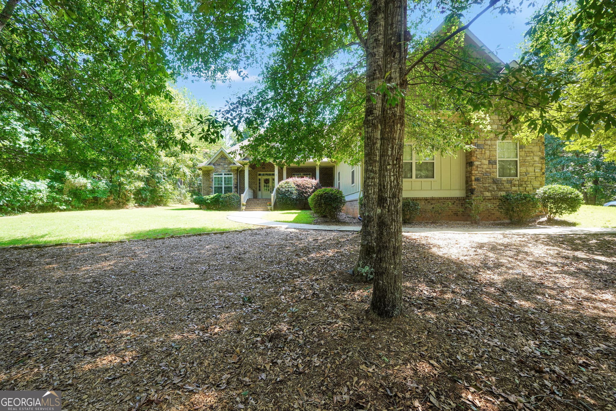 5 bedroom, 3.5 bathroom, 3,920 sq ft single family residence for sale at 505 Crescent Drive, Forsyth, GA 31029 — photo 3