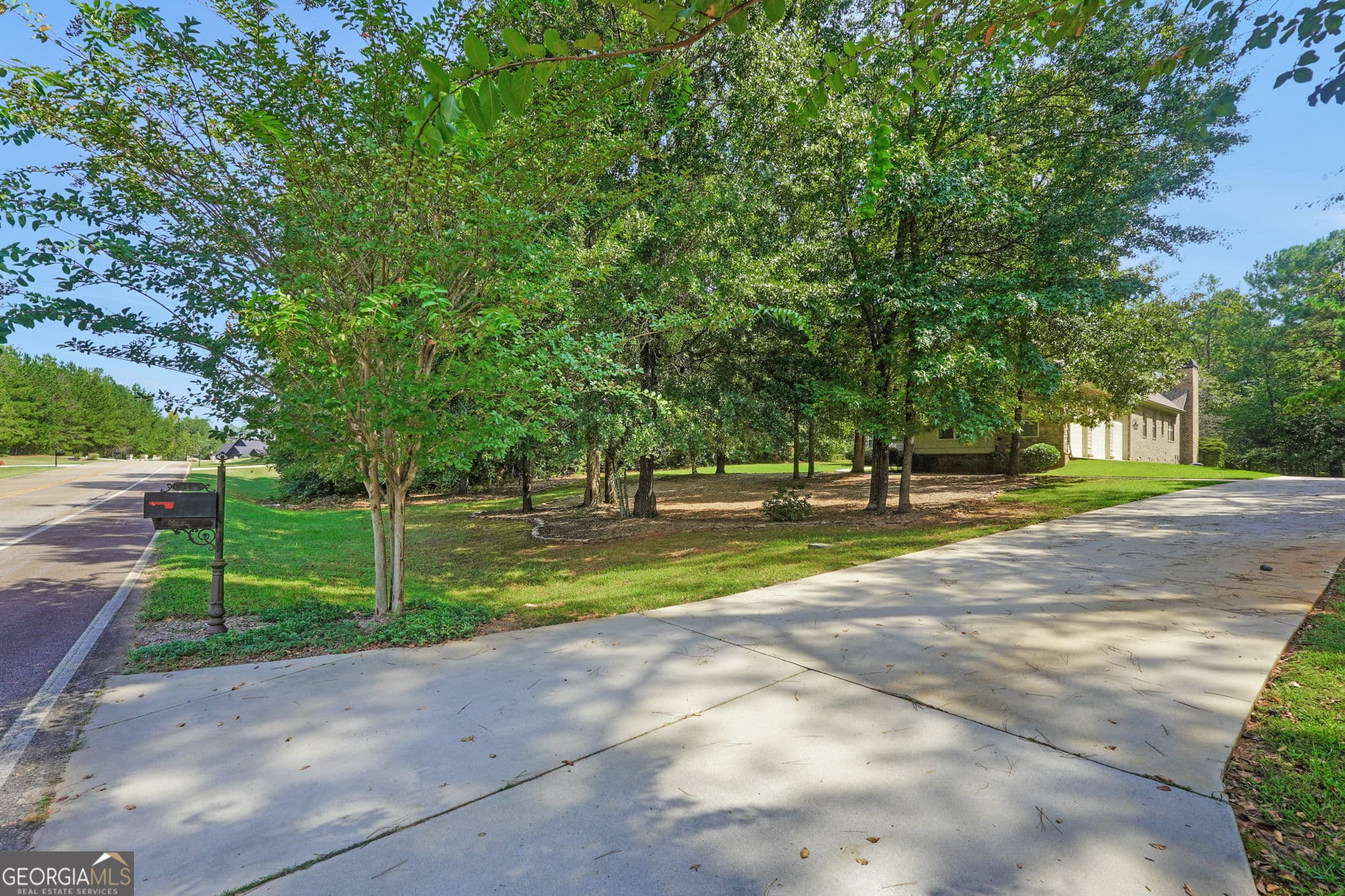 5 bedroom, 3.5 bathroom, 3,920 sq ft single family residence for sale at 505 Crescent Drive, Forsyth, GA 31029 — photo 9