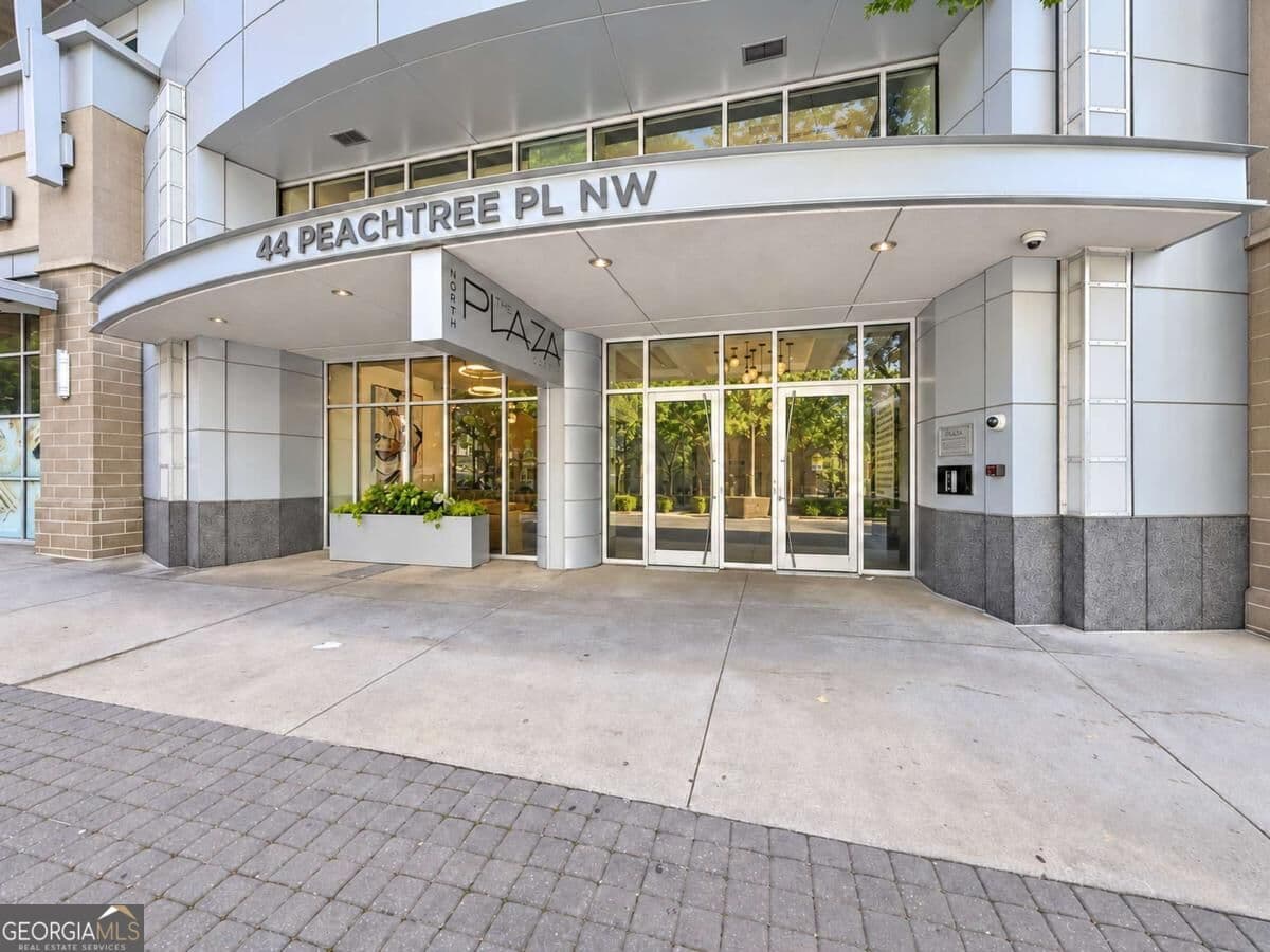 1 bedroom, 1.5 bathroom, 895 sq ft condominium for sale at 44 Peachtree Place 634, Atlanta, GA 30309 — photo 1 of 41