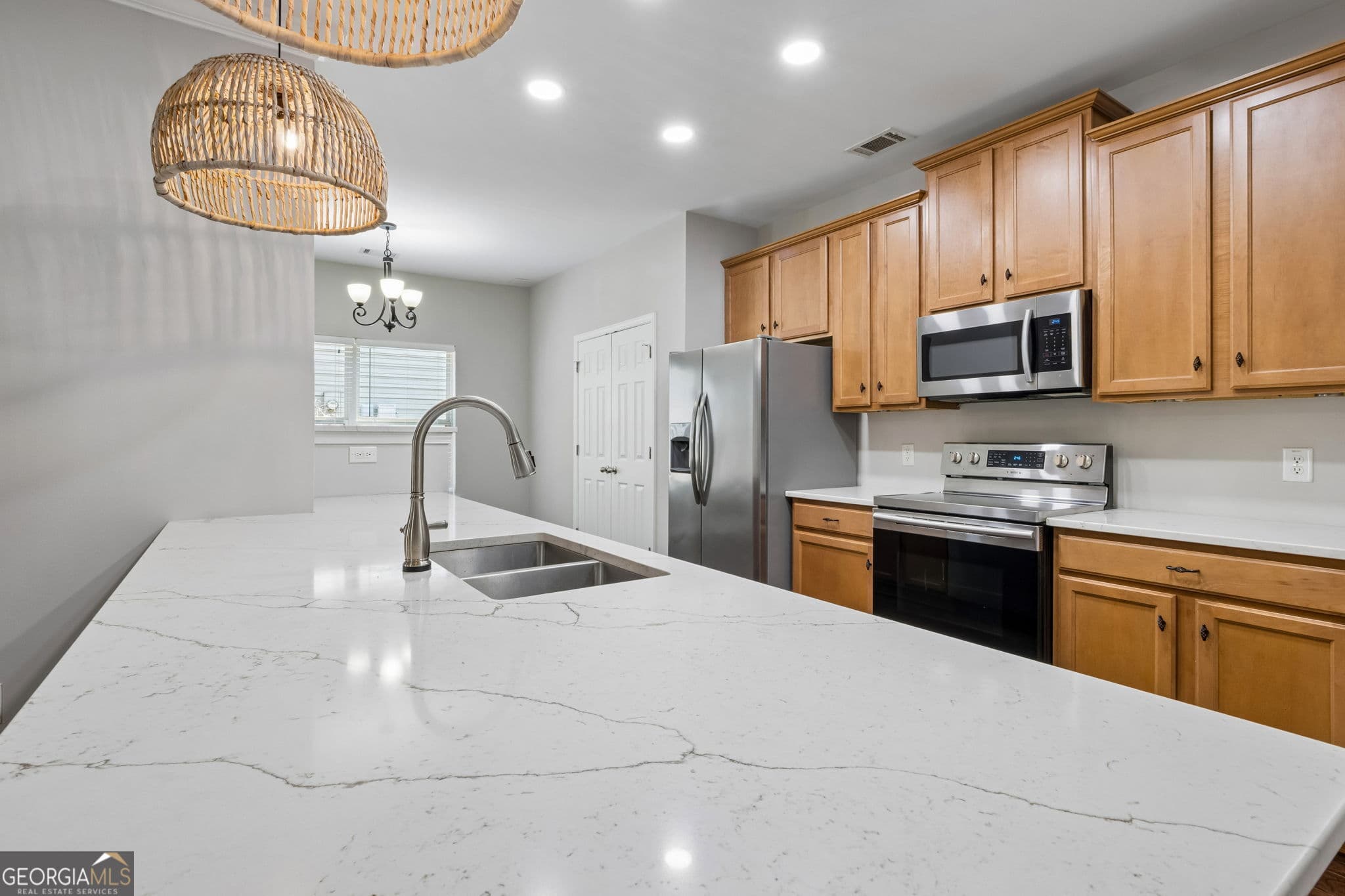 3 bedroom, 2.5 bathroom, 2,072 sq ft single family residence for sale at 7051 Silk Tree Pointe, Braselton, GA 30517 — photo 7