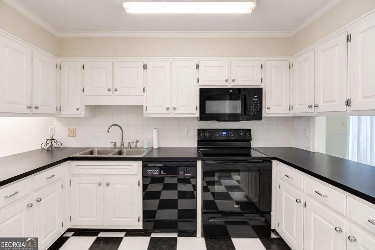 4 bedroom, 3.5 bathroom, 2,182 sq ft condominium for sale at 27 Willowick Drive, Lithonia, GA 30038 — photo 9