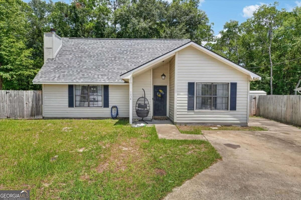 3 bedroom, 2 bathroom, 1,380 sq ft single family residence for sale at 1334 Forest Lake Drive, Hinesville, GA 31313 — photo 1 of 22