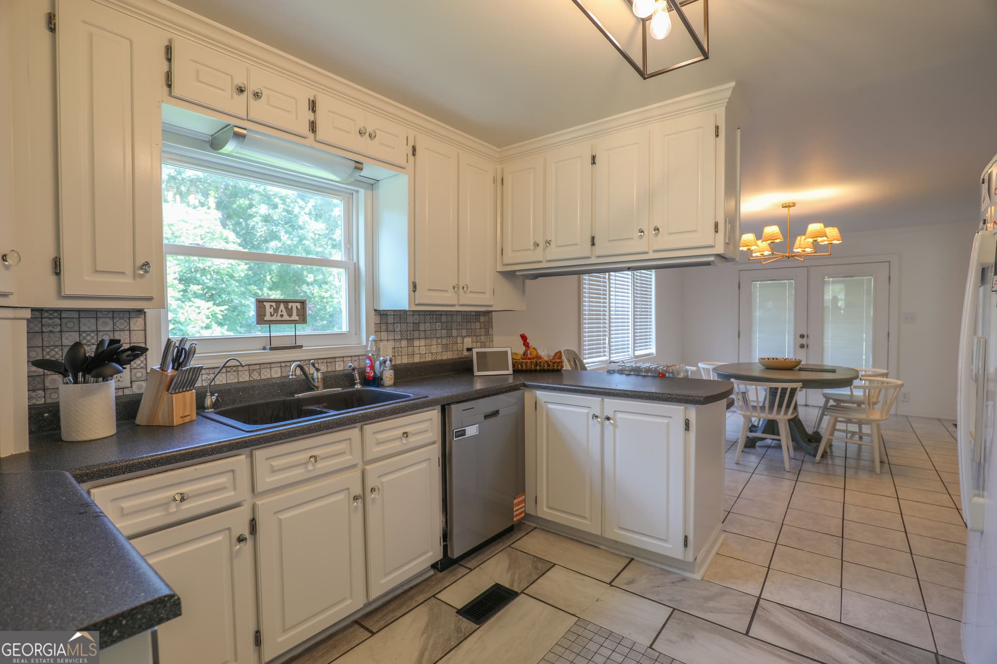 4 bedroom, 3.5 bathroom, 2,311 sq ft single family residence for sale at 146 E Lakeview Drive, Milledgeville, GA 31061 — photo 6