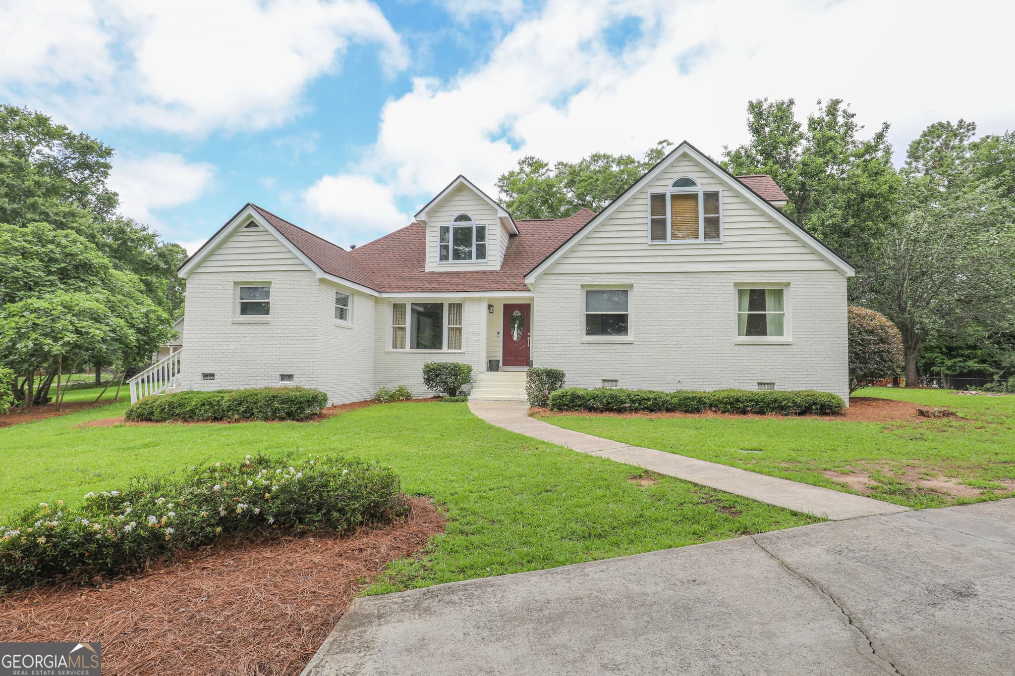 4 bedroom, 3.5 bathroom, 2,311 sq ft single family residence for sale at 146 E Lakeview Drive, Milledgeville, GA 31061 — photo 1 of 20