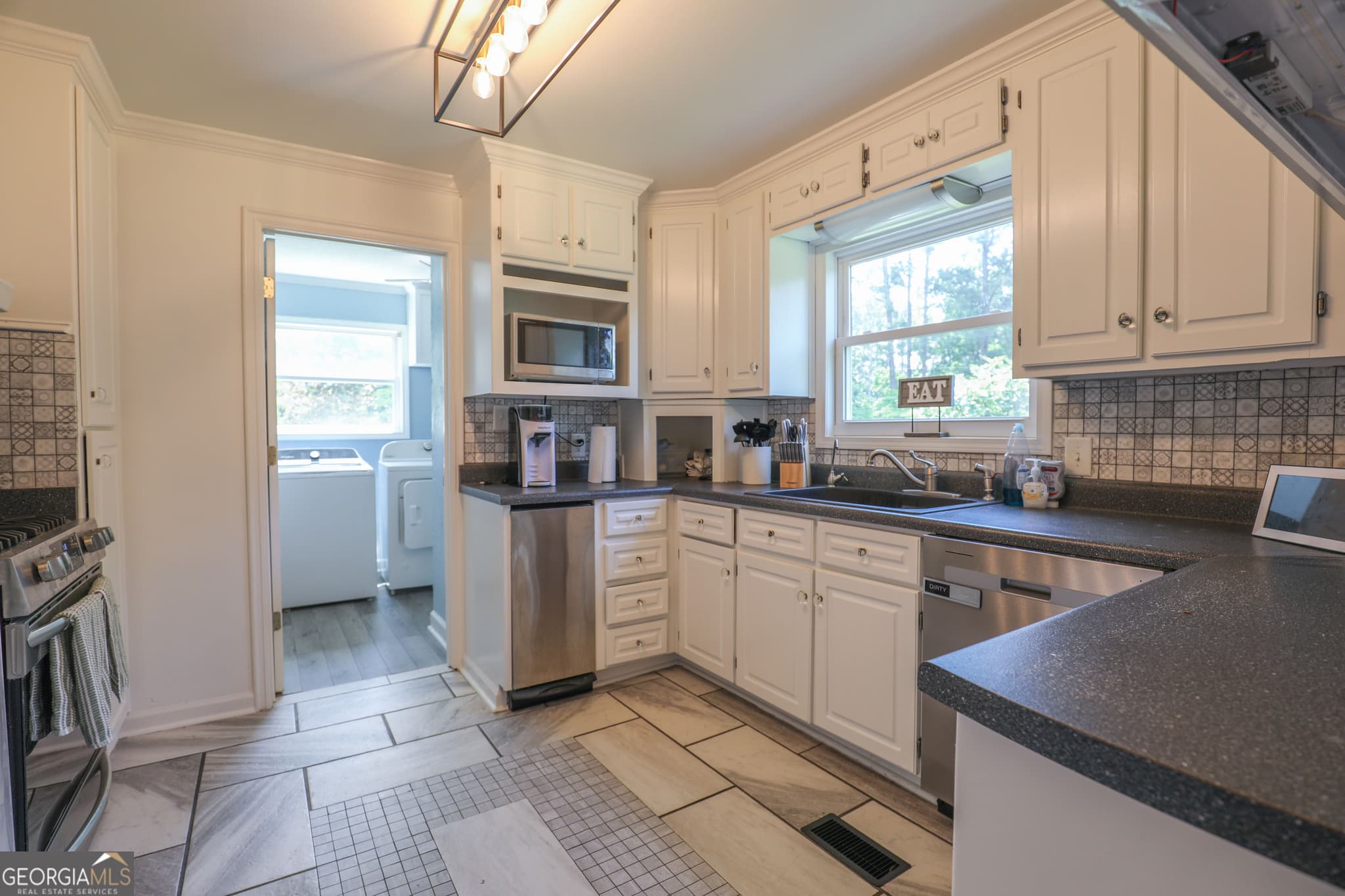 4 bedroom, 3.5 bathroom, 2,311 sq ft single family residence for sale at 146 E Lakeview Drive, Milledgeville, GA 31061 — photo 5