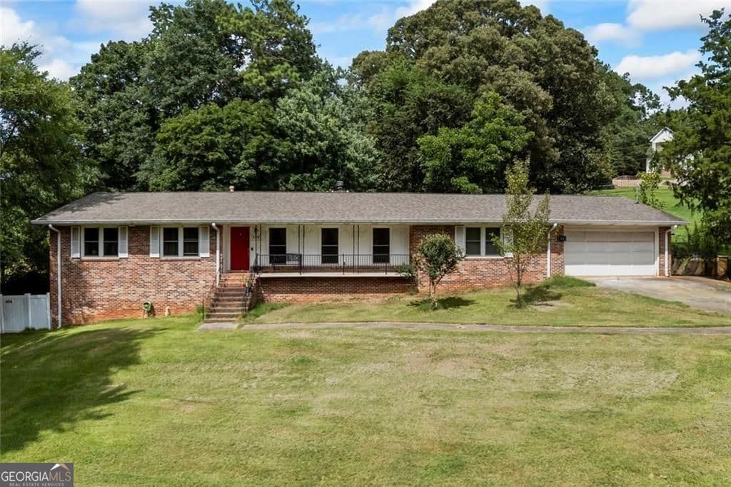 4 bedroom, 3 bathroom, 2,985 sq ft single family residence for sale at 150 Shawnee Drive, Athens, GA 30606 — photo 1 of 28