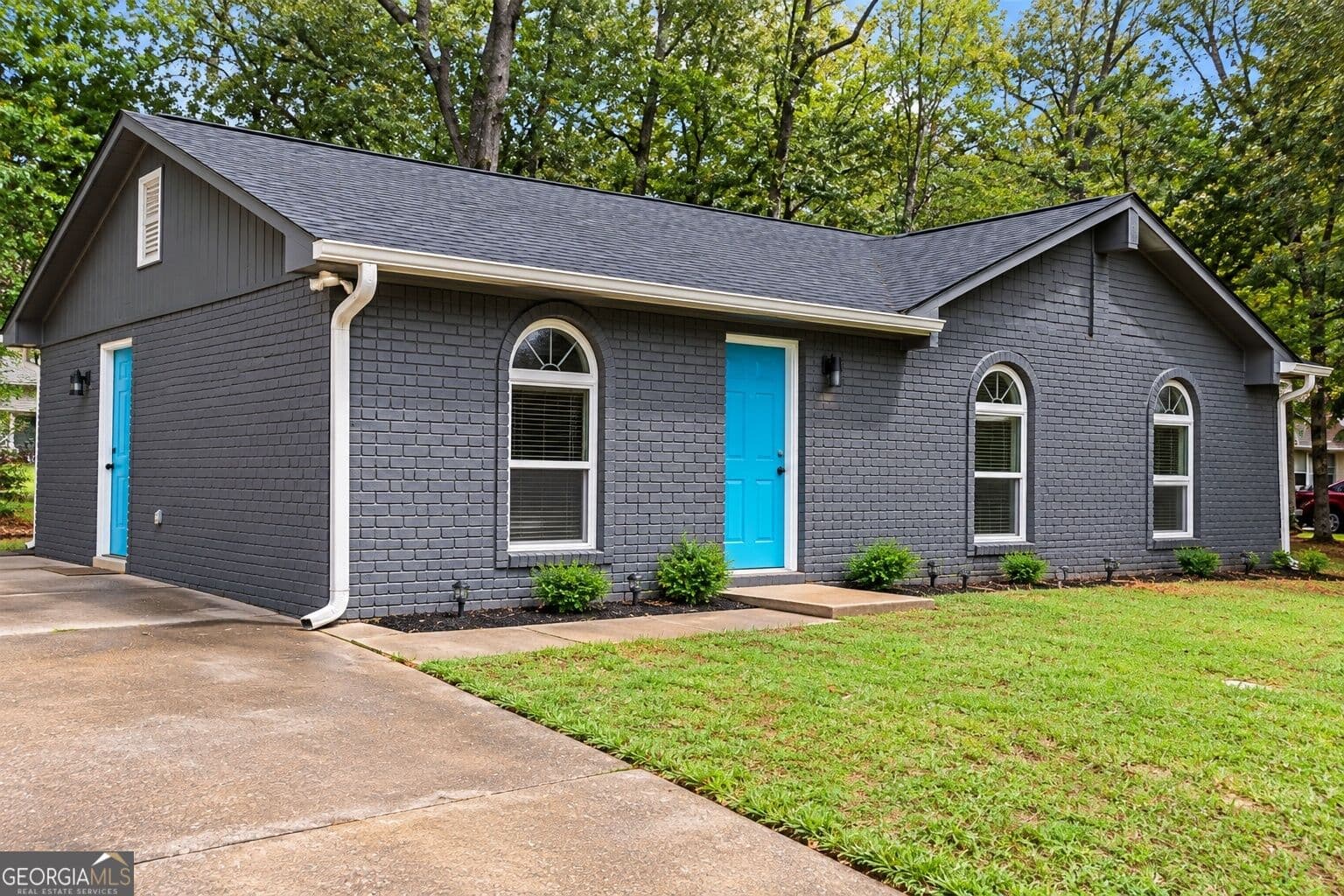 3 bedroom, 1 bathroom, 1,032 sq ft single family residence for sale at 6010 Fieldcrest Drive, Morrow, GA 30260 — photo 2