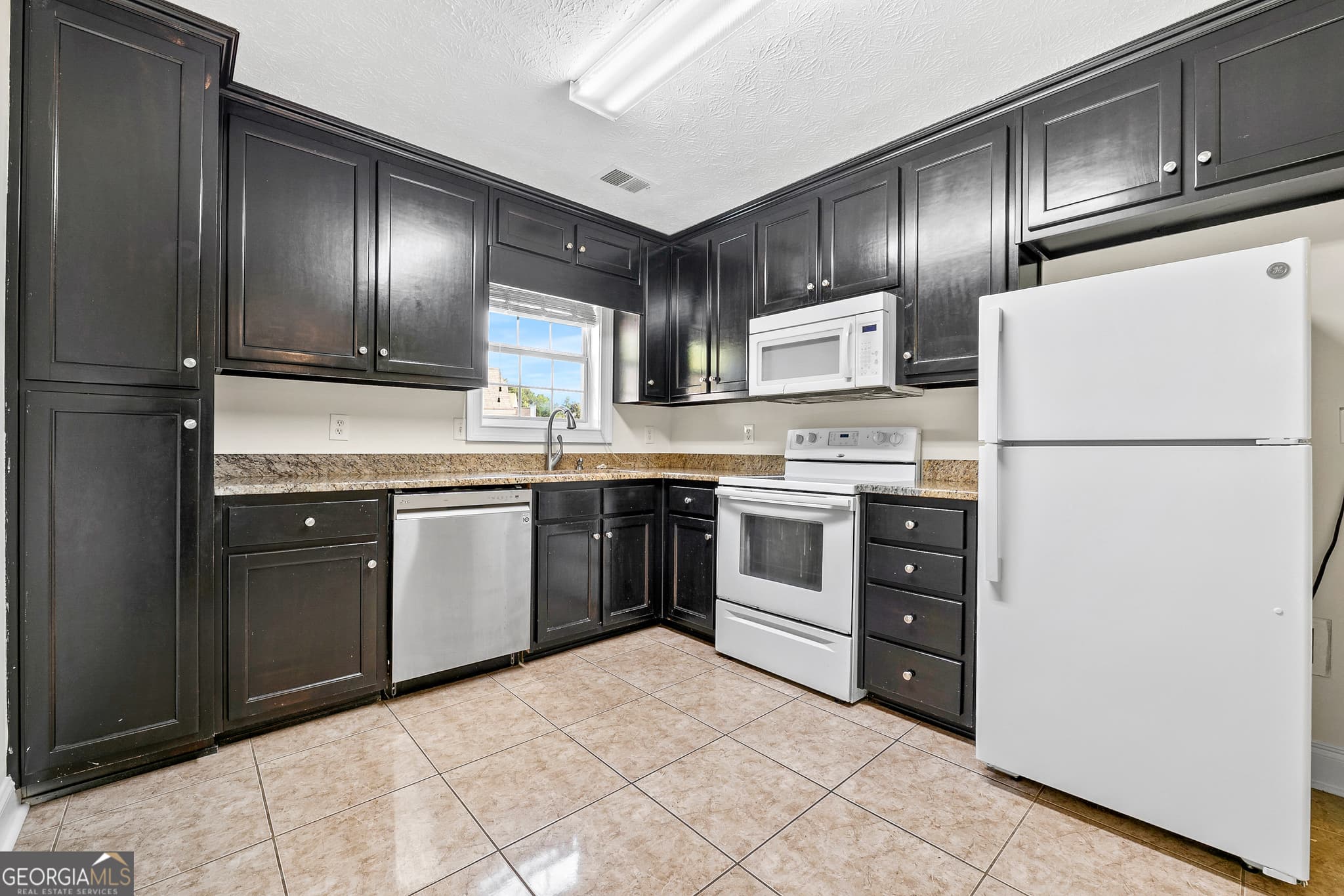 3 bedroom, 2.5 bathroom, 1,620 sq ft single family residence for sale at 125 Bay Court Drive, Stockbridge, GA 30281 — photo 5