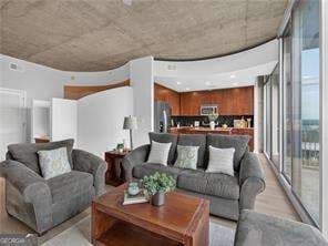 1 bedroom, 1 bathroom, 813 sq ft condominium for sale at 3300 Windy Ridge Parkway 1207, Atlanta, GA 30339 — photo 4
